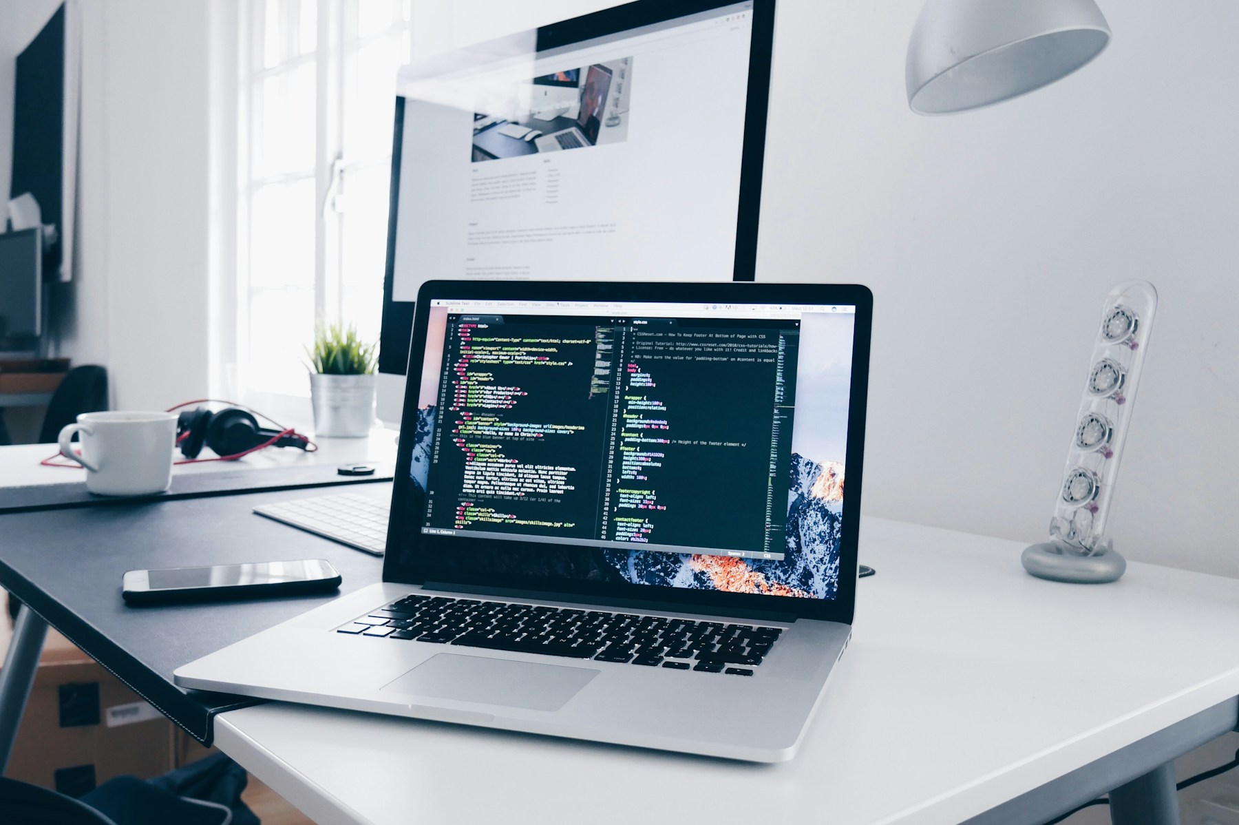 Espacio de trabajo tecnológico con código y herramientas de desarrollo de software